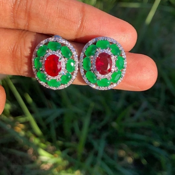 - Gorgeous emerald and ruby studs with Swarovski elements - Picture 10 of 11